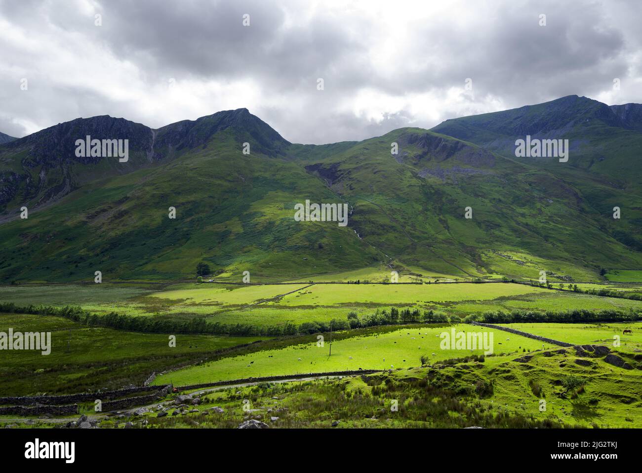 Il Nant Ffrancon è una valle glaciale scoscesa tra le catene montuose Glyderau e Carneddau a Snowdonia. Foel Goch è sullo sfondo. Foto Stock