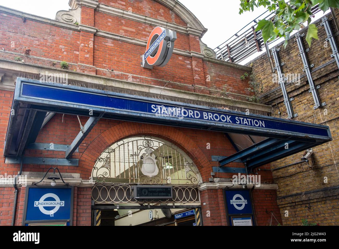 Londra, 2022 giugno: Stazione Stamford Brook, una stazione della metropolitana della District Line nella zona ovest di Londra Foto Stock