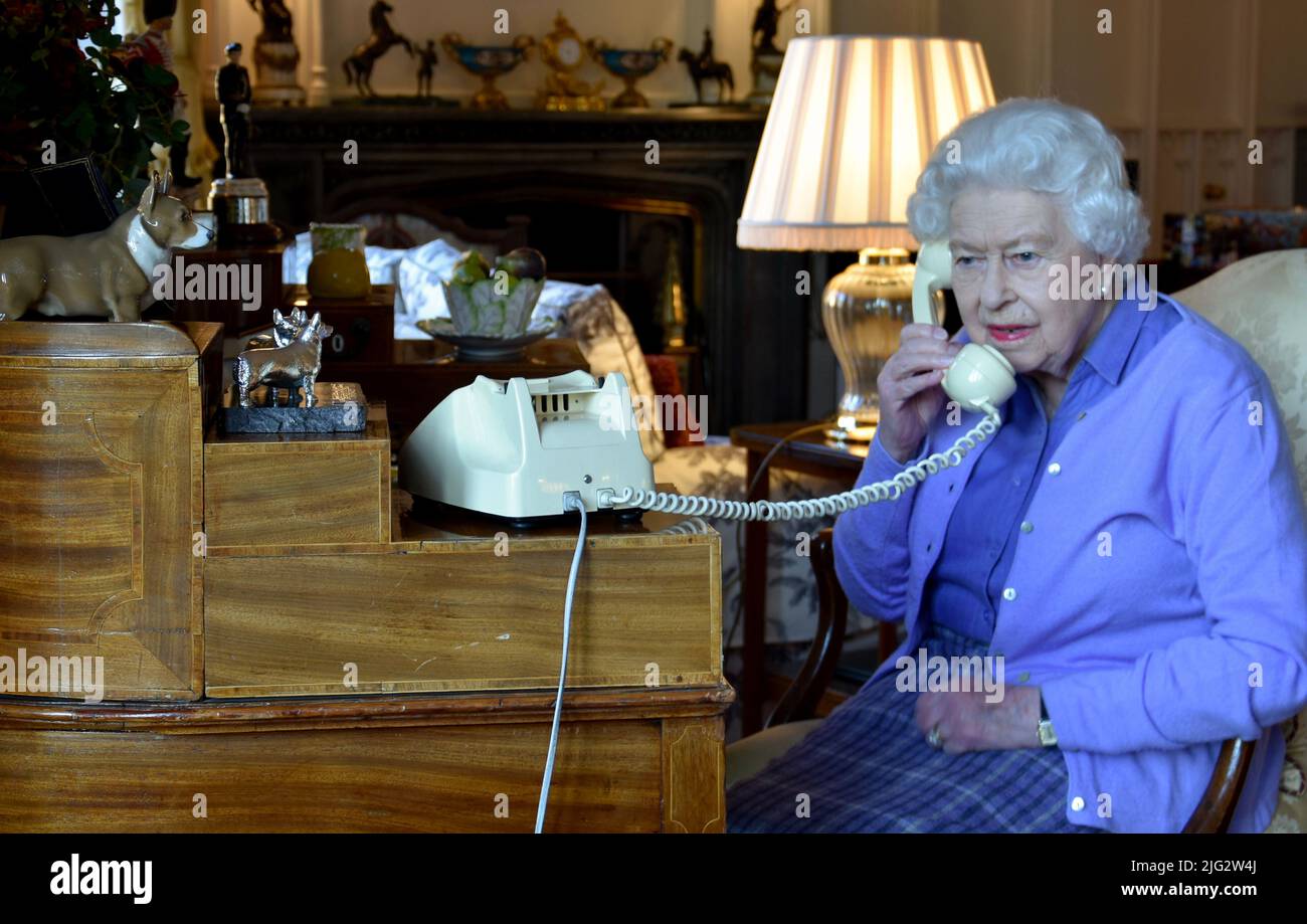 Foto di handout del file datata 25/03/20 emessa da Buckingham Palace della Regina Elisabetta II parlando al primo Ministro Boris Johnson del Castello di Windsor per la sua udienza settimanale durante il coronavirus. Boris Johnson annuncerà pubblicamente le sue dimissioni più tardi oggi, probabilmente prima di pranzo, la BBC sta segnalando. Data di emissione: Giovedì 7 luglio 2022. Foto Stock