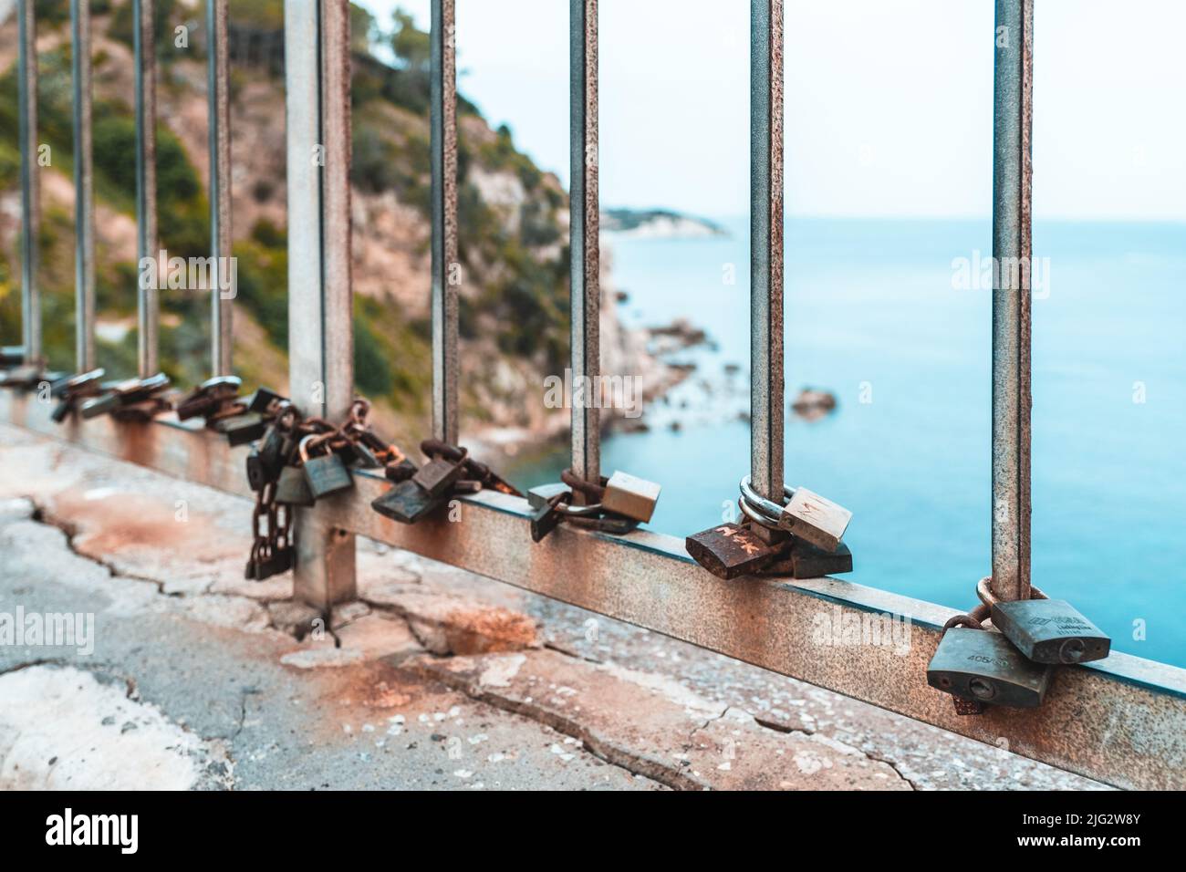 Liebesschlösser un einem Geländer Foto Stock