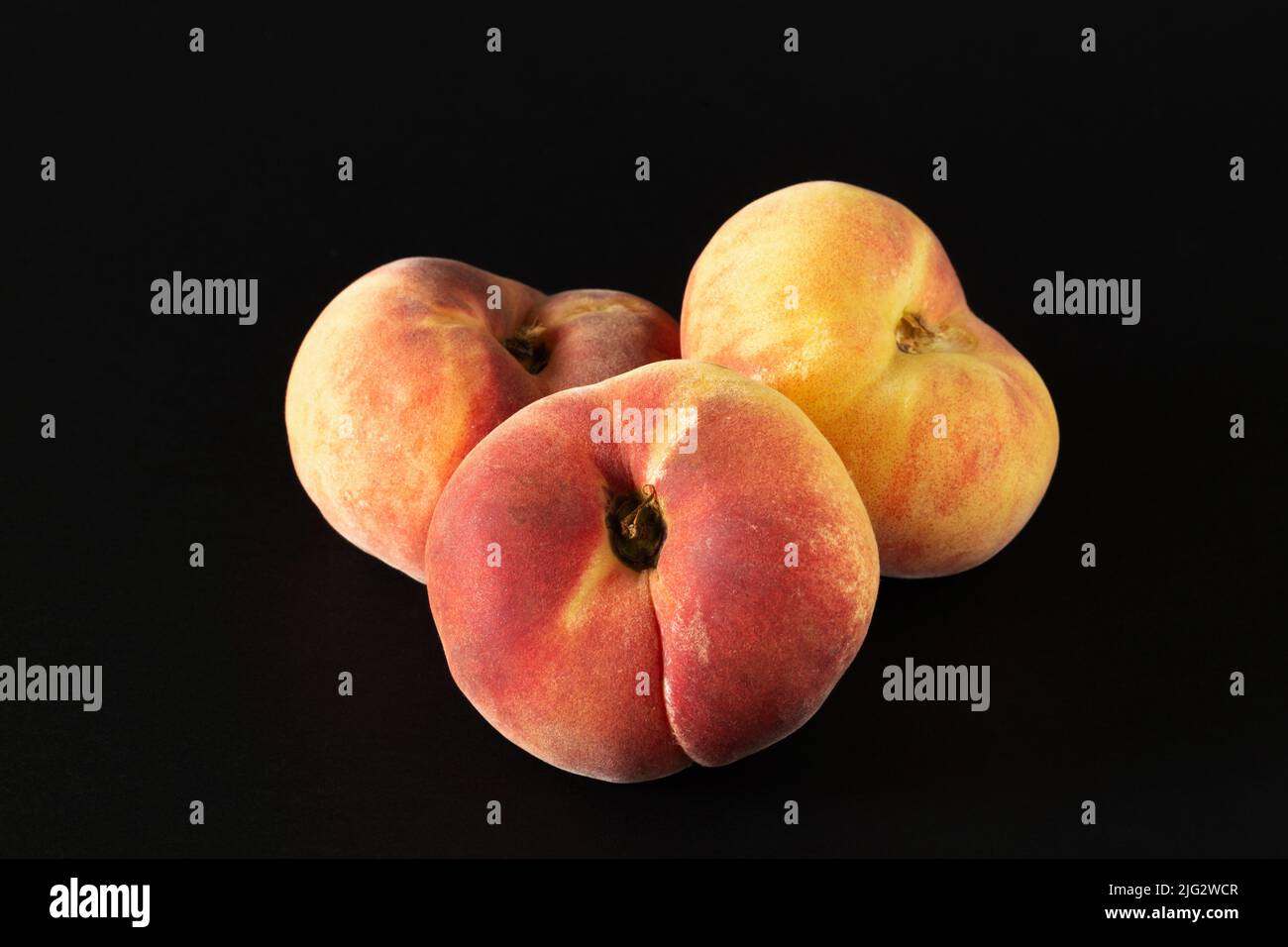 Tre pesche di fichi mature su sfondo nero Foto Stock