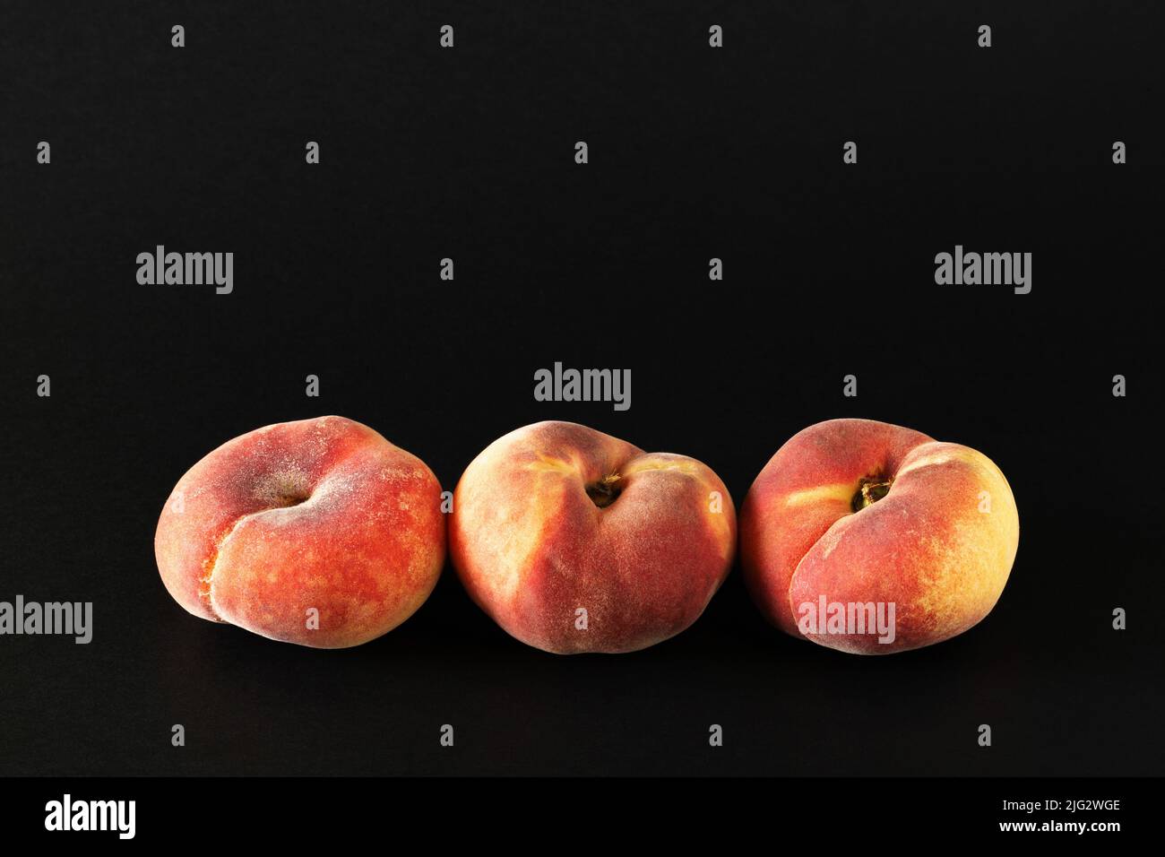 Tre pesche di fichi mature su sfondo nero Foto Stock