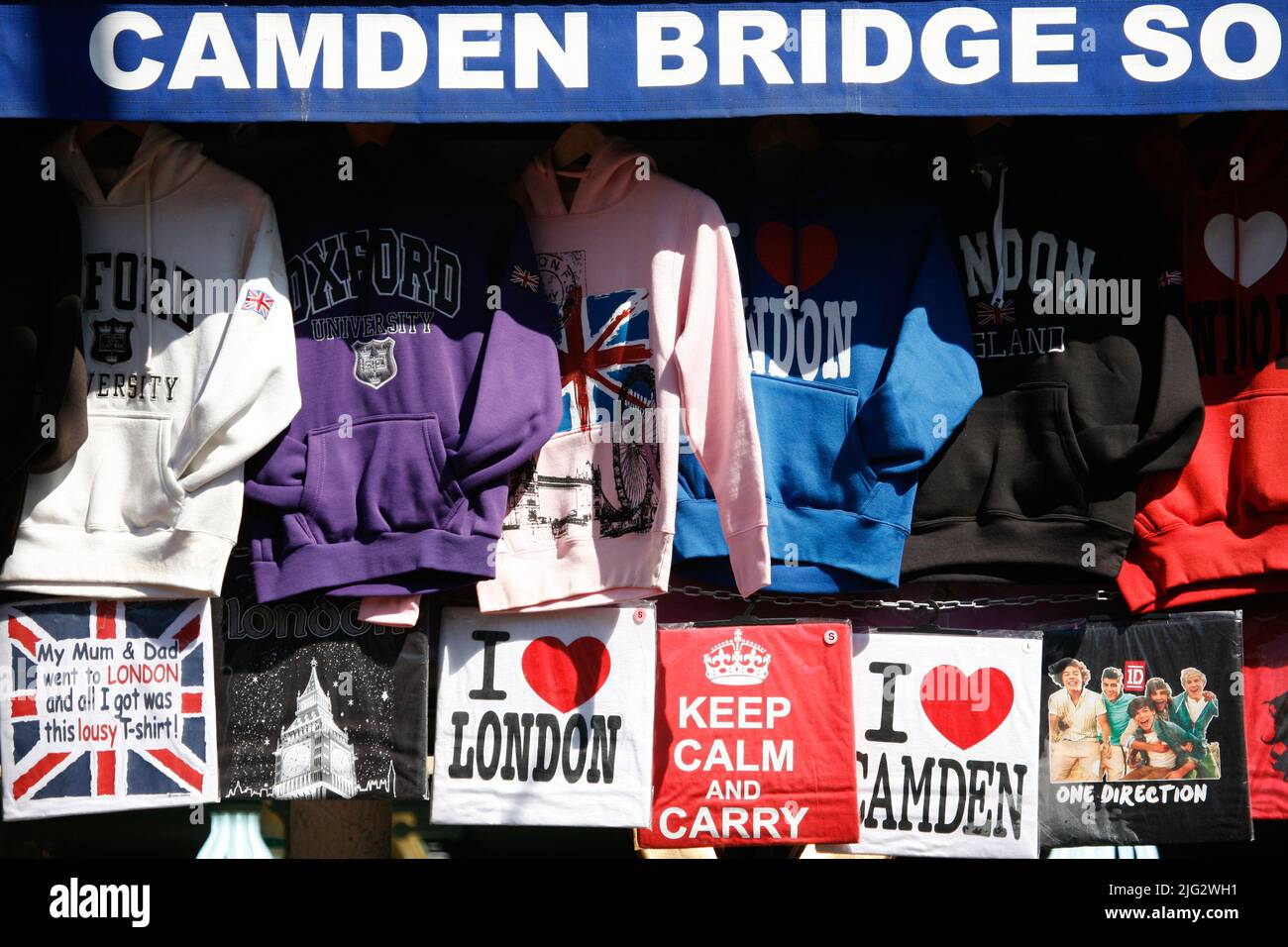 Londra, Regno Unito - 20 aprile 2013: Un cartello di negozi, a Camden Town, chiamato anche Camden Lock. Il mercato è una delle attrazioni più popolari di Londra Foto Stock