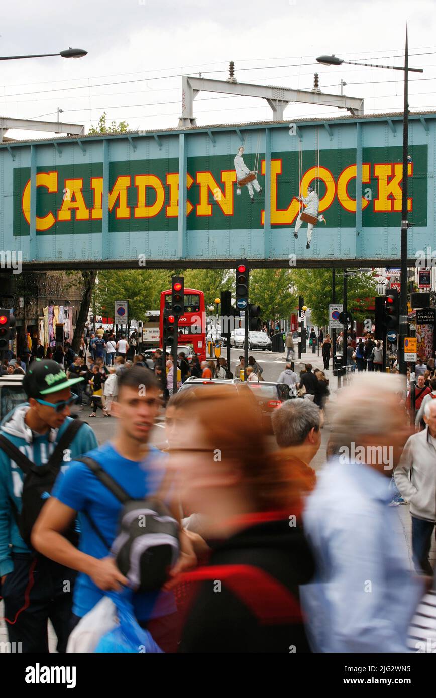 Londra, Regno Unito - 17 giugno 2012: La vista di Camden Market, a Camden Town, chiamato anche Camden Lock. Il mercato è una delle attrazioni più popolari di lo Foto Stock