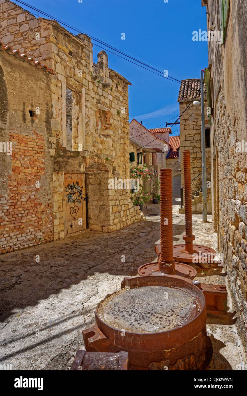 Parte interna del castello di Gomilica a Kastela vicino a Spalato nella regione della Dalmazia Centrale della Croazia. È stato presentato come Braavos nella serie "il Trono di Spade" Foto Stock