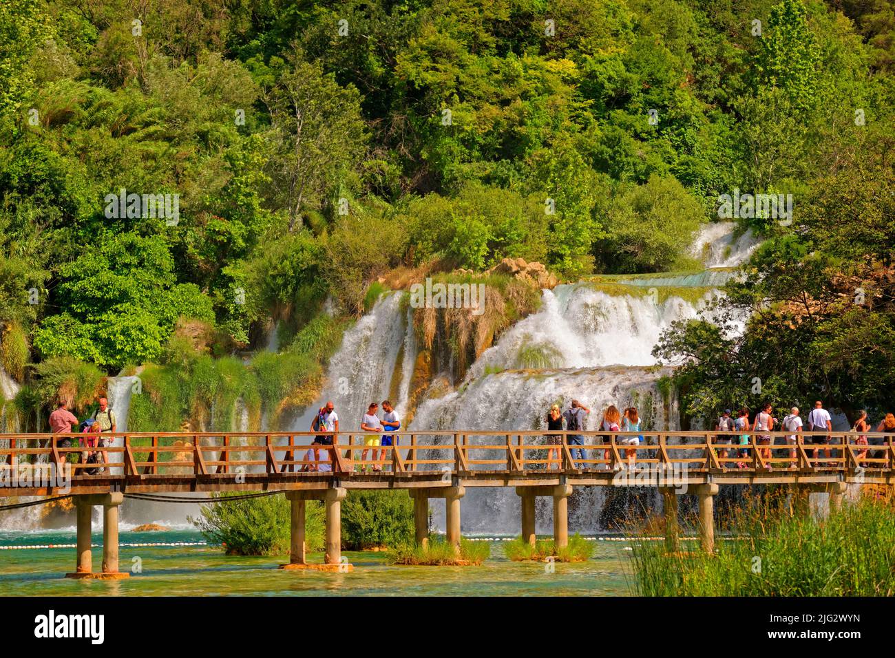 Le cascate di Krka sopra Skradin nel Parco Nazionale di Krka, Dalmazia Centrale, Croazia. Recentemente le autorità del parco hanno vietato il nuoto nelle piscine delle cascate. Foto Stock