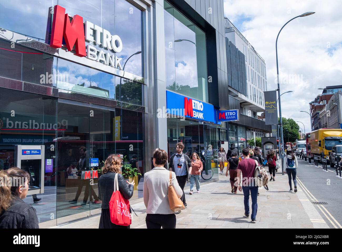 Londra- Giugno 2022: Metro Bank- moderna banca britannica di vendita al dettaglio e commerciale- Hammersmith Branch Foto Stock