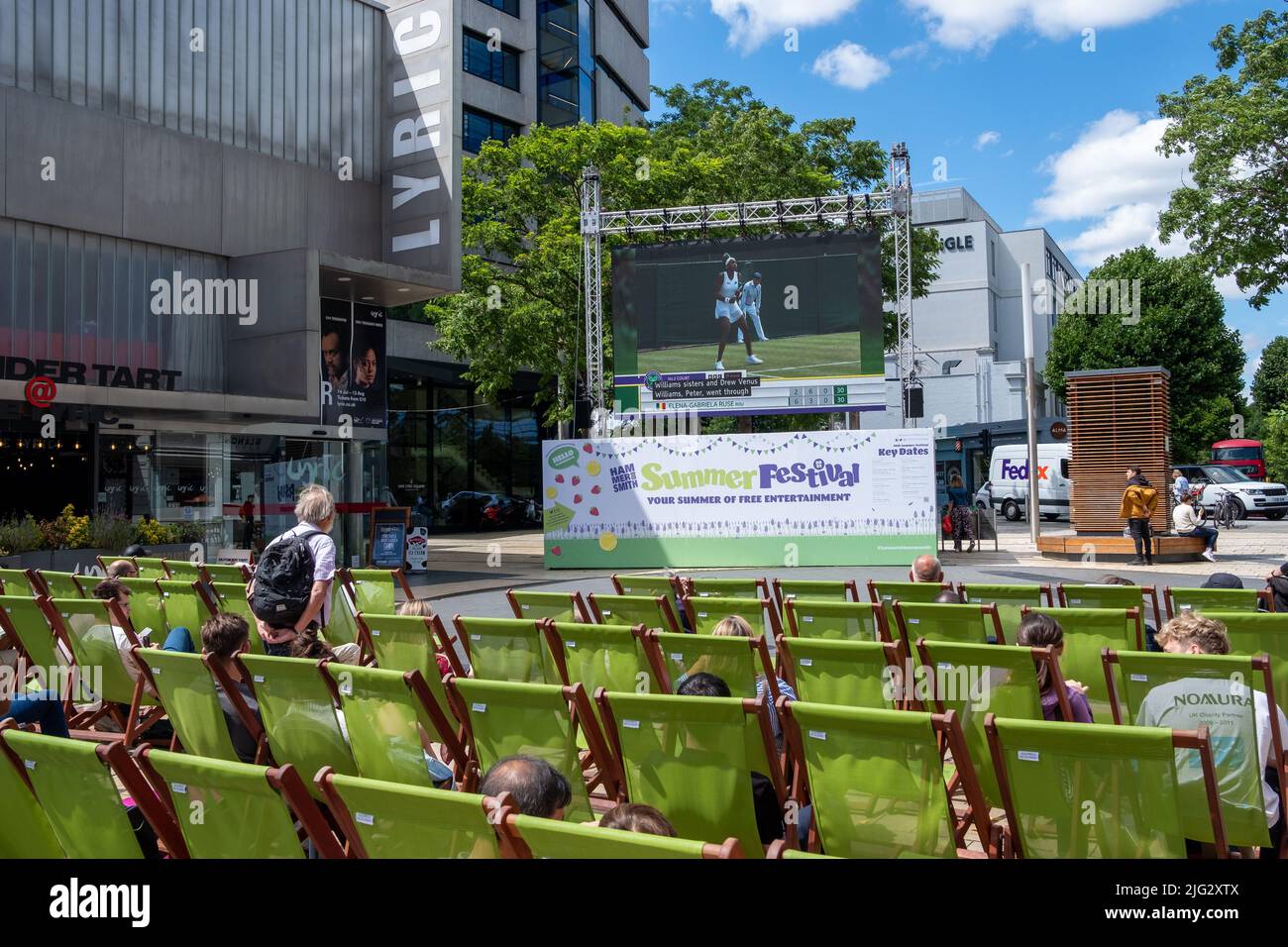 Londra - Giugno 2022: Sdraio e tennis Wimbledon sullo schermo come parte del Summer Festival di Hammersmith, Londra occidentale Foto Stock