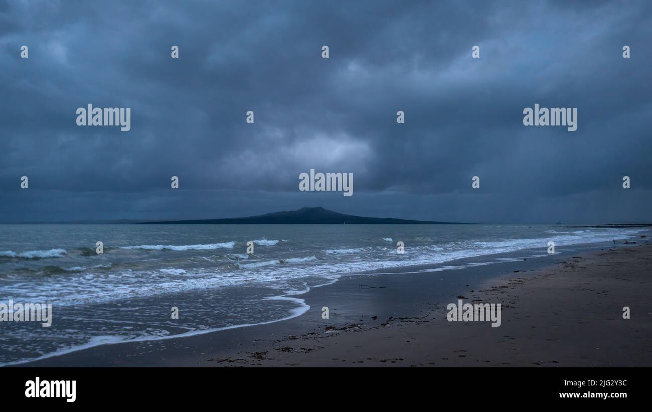 Spettacolare cielo tempestoso sull'isola di Rangitoto, la spiaggia di Milford, Auckland. Il concetto di tempo difficile da affrontare. Foto Stock