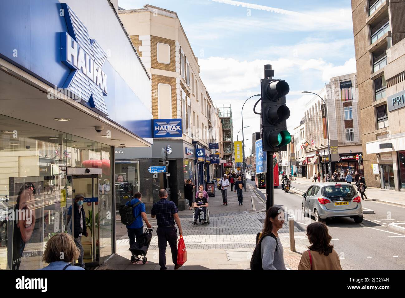 Londra- Giugno 2022: Halifax, filiale della banca di via principale ad Hammersmith, una banca britannica, facente parte del Lloyds Banking Group Foto Stock