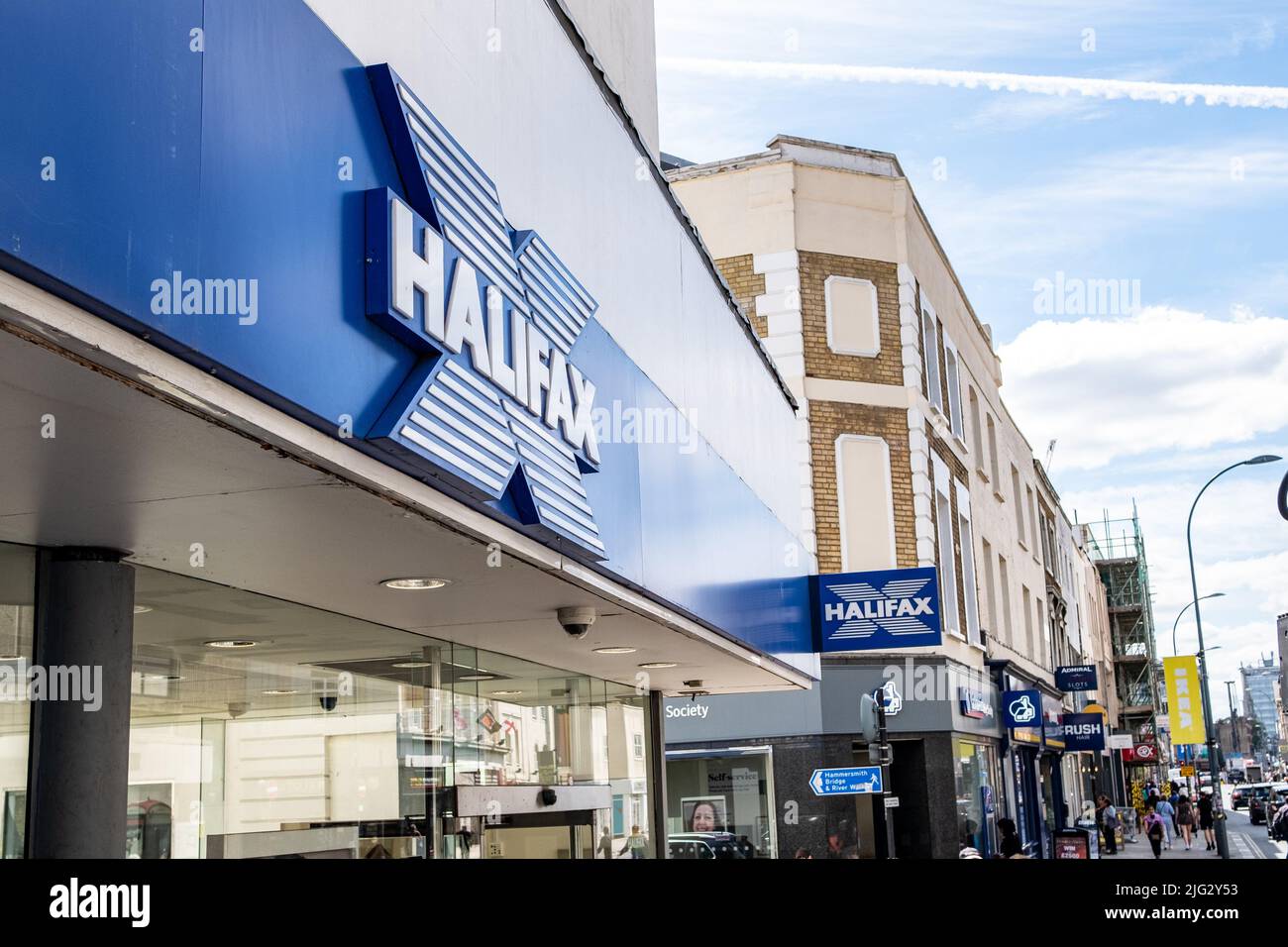 Londra- Giugno 2022: Halifax, filiale della banca di via principale ad Hammersmith, una banca britannica, facente parte del Lloyds Banking Group Foto Stock