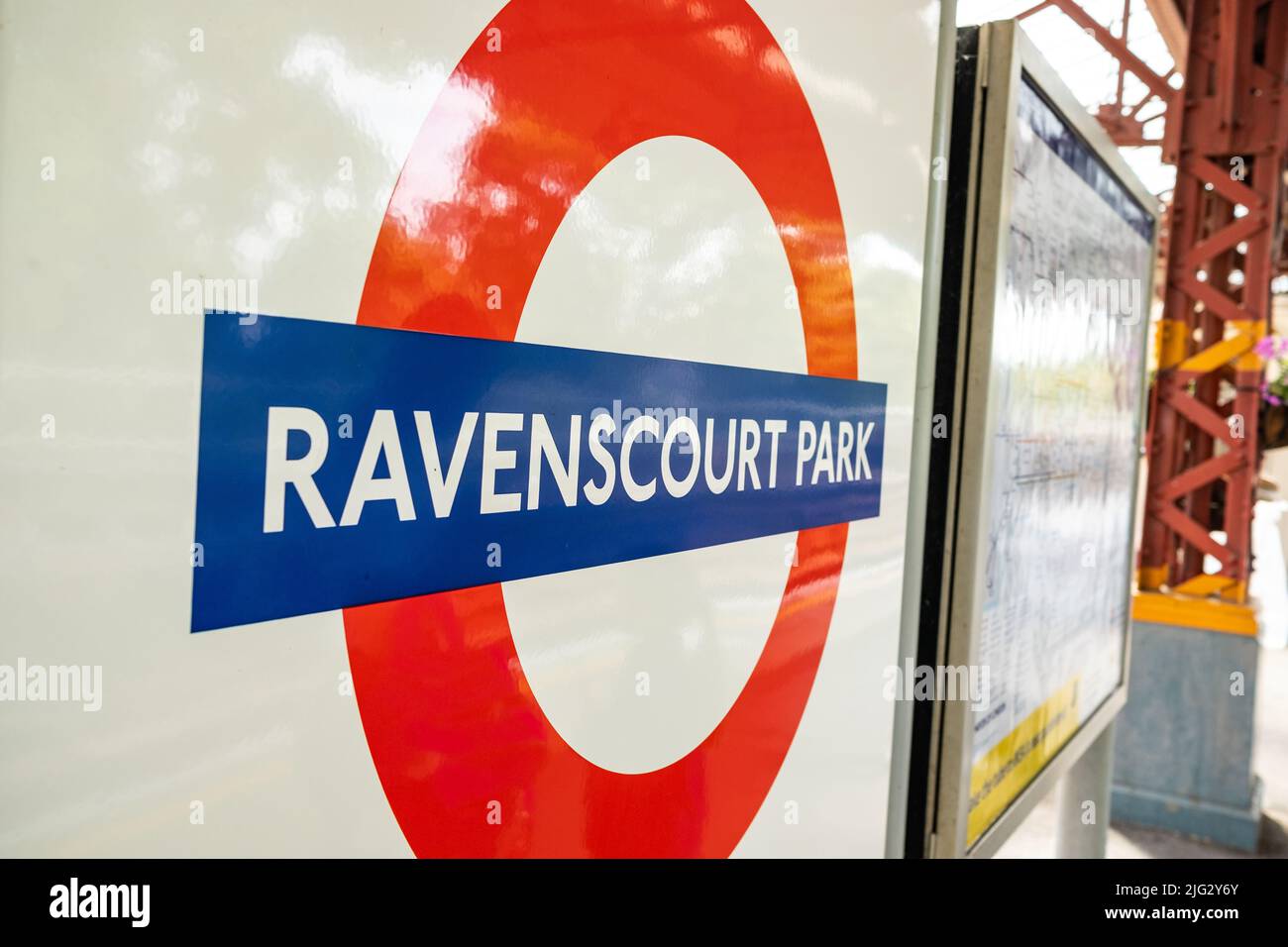 Londra- Giugno 2022: Stazione della metropolitana Ravenscourt Park segno Hammersmith, West London Foto Stock