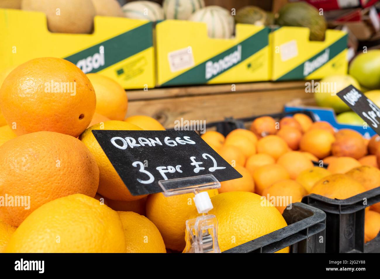 UK- Oranges in vendita 3 per £2 su London High Street Grocers Foto Stock