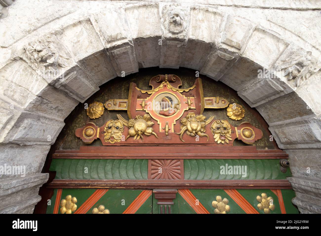 Primo piano dei simboli sopra la porta; Casa della Confraternita delle teste nere, città vecchia di Tallinn, Tallinn Estonia Foto Stock
