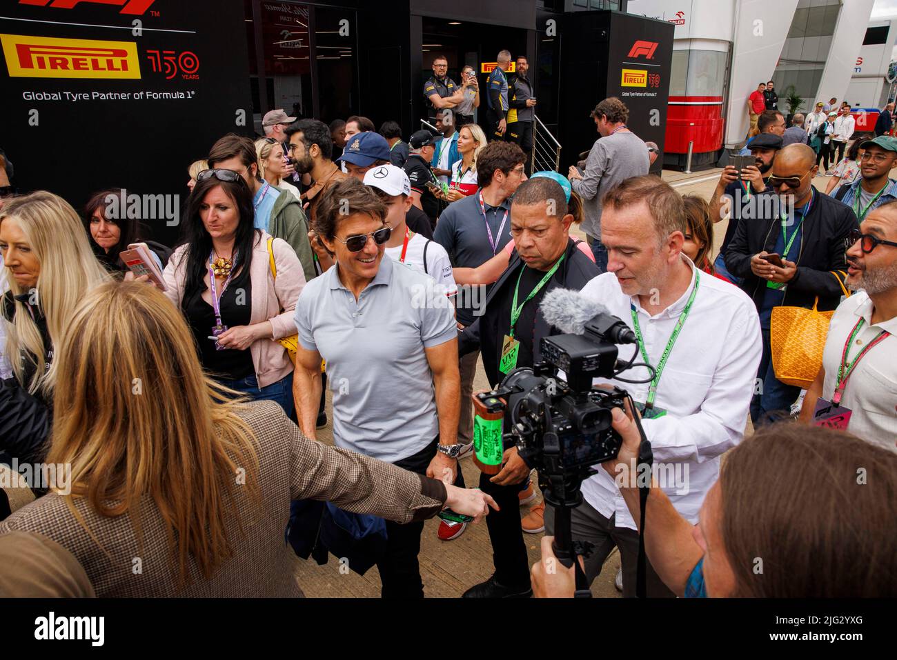 Tom Cruise cammina attraverso il paddock a Silverstone, davanti al Gran Premio di Gran Bretagna del 2022 F1 Foto Stock