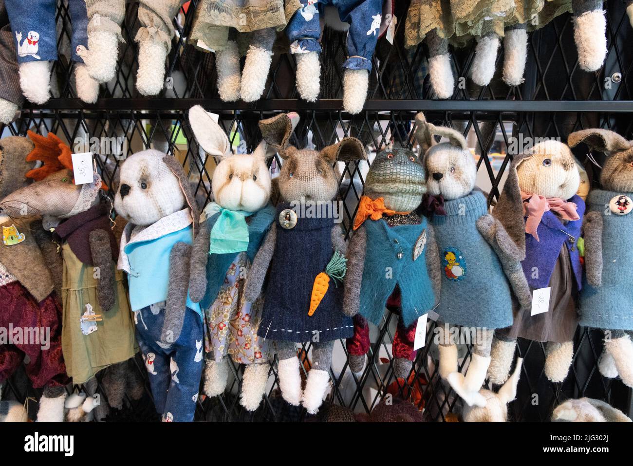 Uno stand artigianale che vende bambole e giocattoli lavorati a mano, il mercato Balti Jaam, un grande mercato interno di prodotti alimentari e artigianato, Tallinn, Estonia Europa Foto Stock