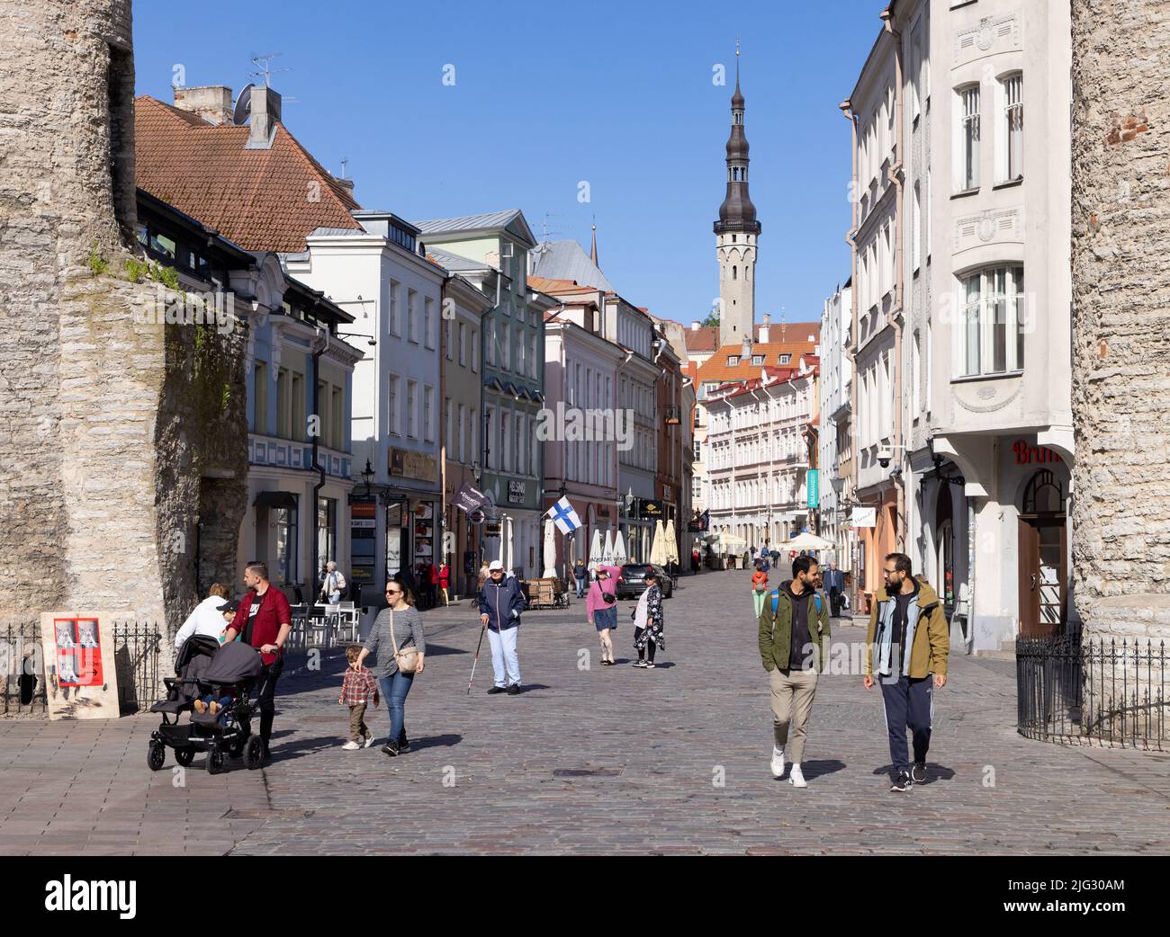 Tallinn Old Town strada lastricata scena in estate, con edifici medievali e persone; Tallinn Estonia Europa. Viaggio in Estonia. Foto Stock