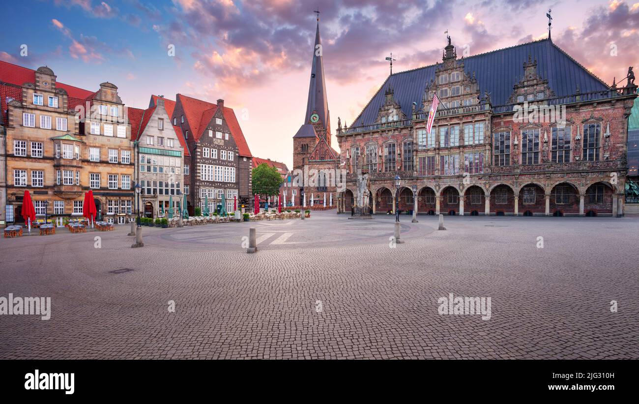 Brema, Germania. Immagine del paesaggio urbano della città anseatica di Brema, Germania, con la storica Piazza del mercato e il municipio all'alba estiva. Foto Stock