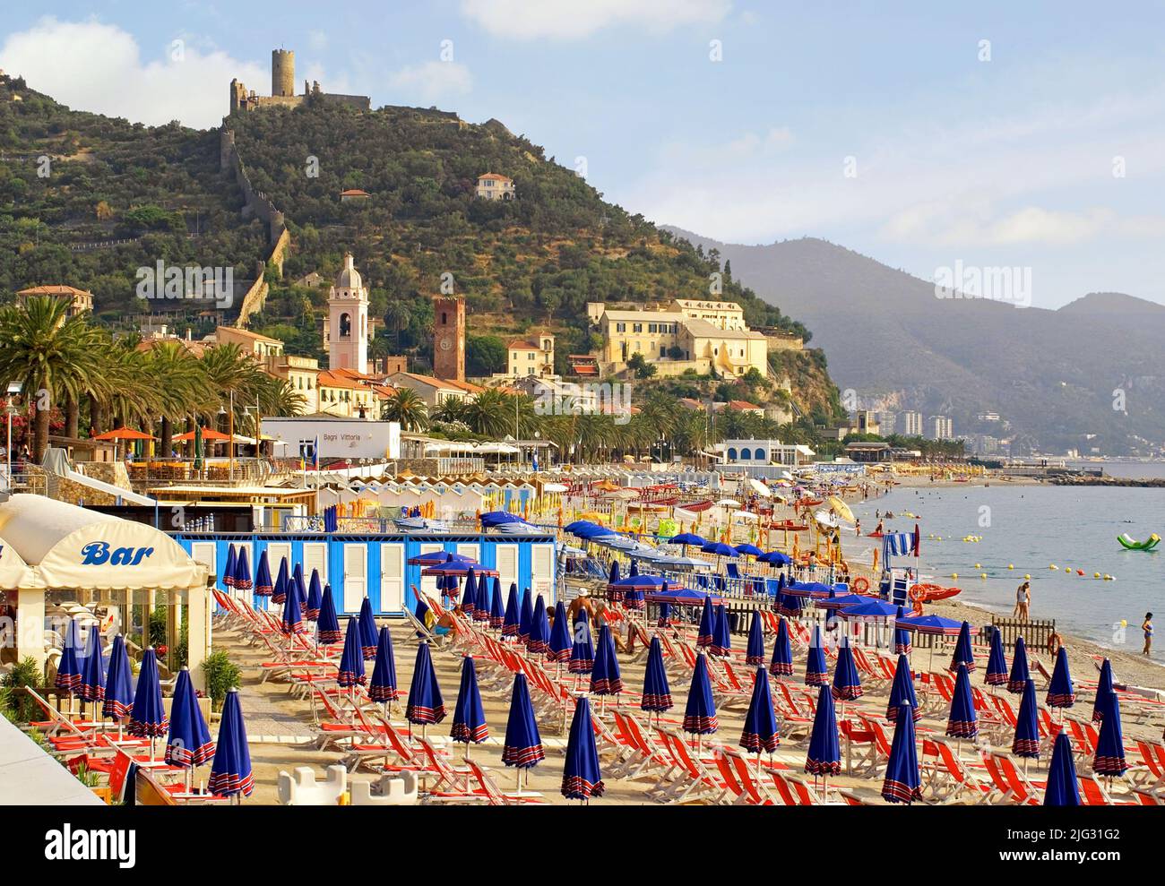 Spiaggia di Noli sul Mar Ligure, fortezza sullo sfondo, Italia, Liguria, Savona, Noli Foto Stock