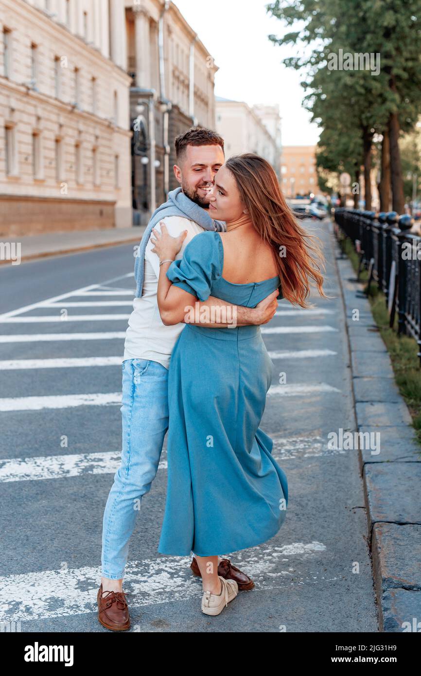 Coppia romantica ballare in strada in una giornata estiva soleggiata in città Foto Stock