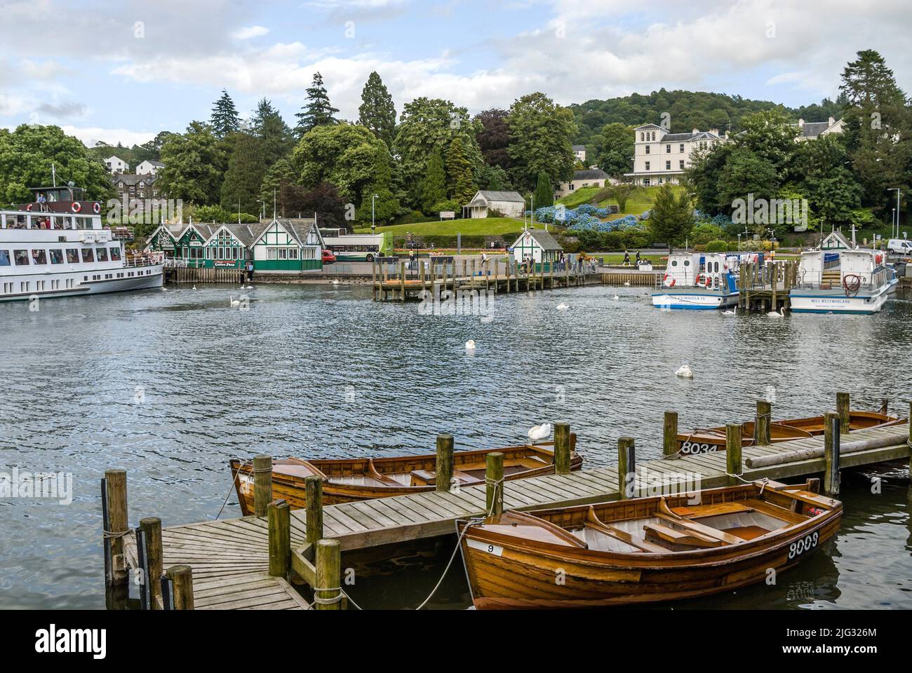 Barche turistiche al porto di Windermere al Lago Windermere, Regno Unito, Inghilterra Foto Stock