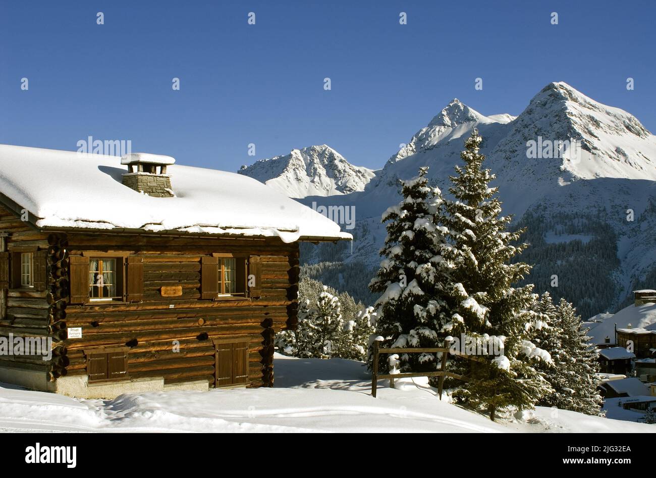 Casa di legno in un paesaggio montano di viteria, Svizzera, Arosa Foto Stock