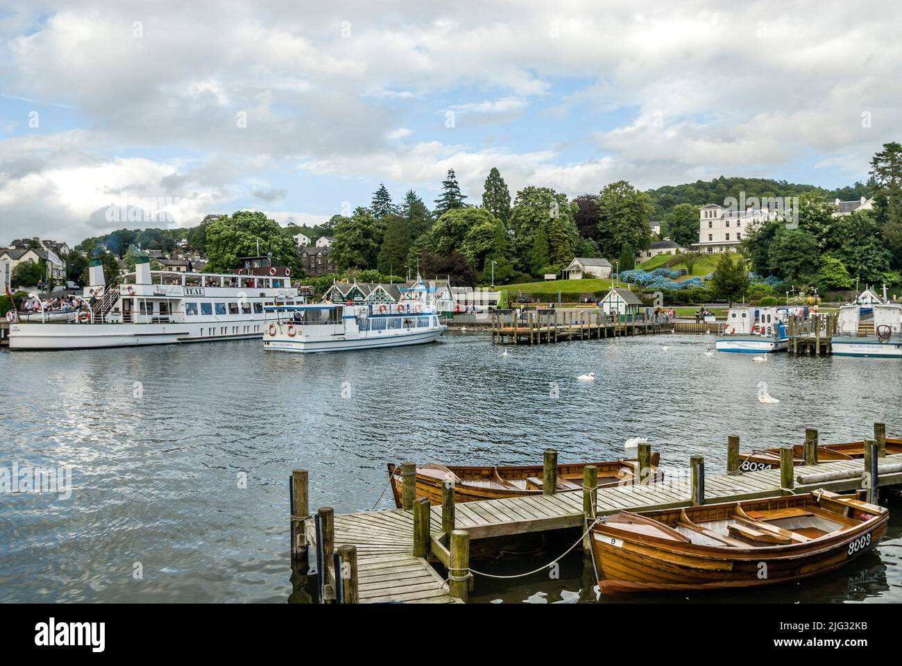 Barche turistiche al porto di Windermere al Lago Windermere, Regno Unito, Inghilterra Foto Stock