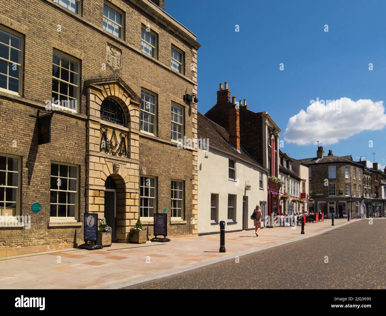 Vista lungo King Street verso High Street King's Lynn con prigione e celle di Guildhall Museum e Wenns Restaurant King's Lynn Norfolk Inghilterra UK Foto Stock