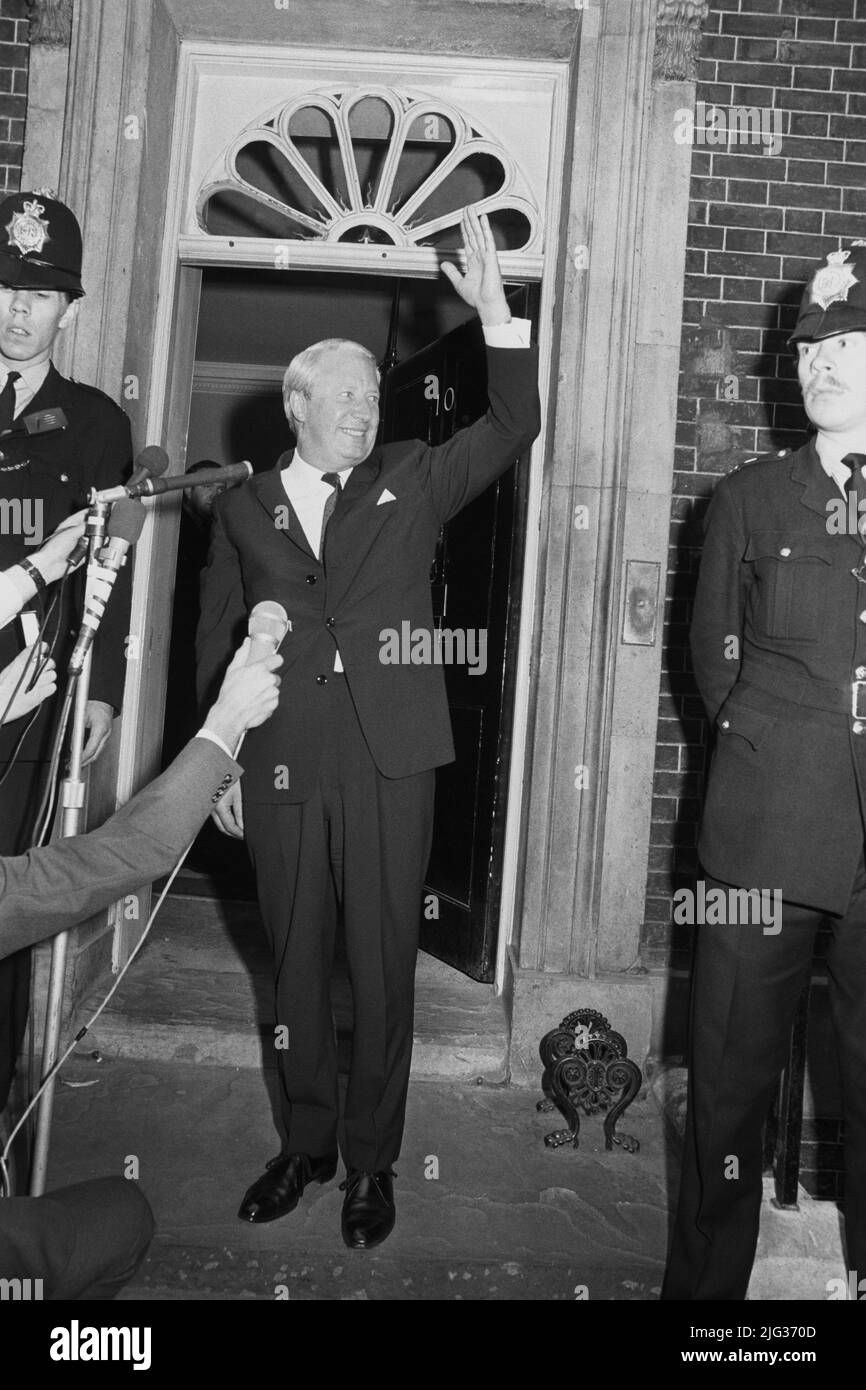 Foto di archivio datata 19/06/70 del sig. Edward Heath che arriva a prendere in consegna 10 Downing Street dopo il suo pubblico con la regina. Boris Johnson ha superato sei primi ministri con il più breve tempo in carica dal 1900: Andrew Bonar Law (211 giorni nel 1922-23), Alec Douglas-Home (364 giorni nel 1963-64), Anthony Eden (644 giorni nel 1955-57), Henry Campbell-Bannerman (852 giorni nel 1905-08), Gordon Brown (1.049 giorni nel 2007-10) e Neville Chamberlain (1.078 giorni nel 1937-40). Data di emissione: Giovedì 7 luglio 2022. Foto Stock