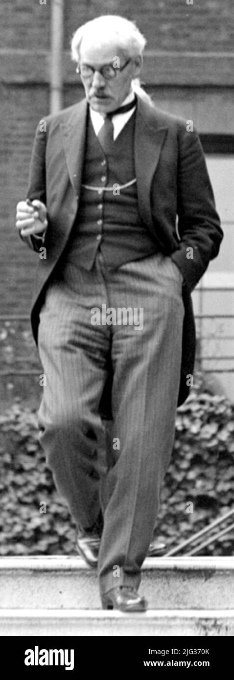 Foto di archivio datata 04/04/1932 di Ramsay MacDonald nel giardino al No.10 Downing Street, Londra. Boris Johnson ha superato sei primi ministri con il più breve tempo in carica dal 1900: Andrew Bonar Law (211 giorni nel 1922-23), Alec Douglas-Home (364 giorni nel 1963-64), Anthony Eden (644 giorni nel 1955-57), Henry Campbell-Bannerman (852 giorni nel 1905-08), Gordon Brown (1.049 giorni nel 2007-10) e Neville Chamberlain (1.078 giorni nel 1937-40). Data di emissione: Giovedì 7 luglio 2022. Foto Stock