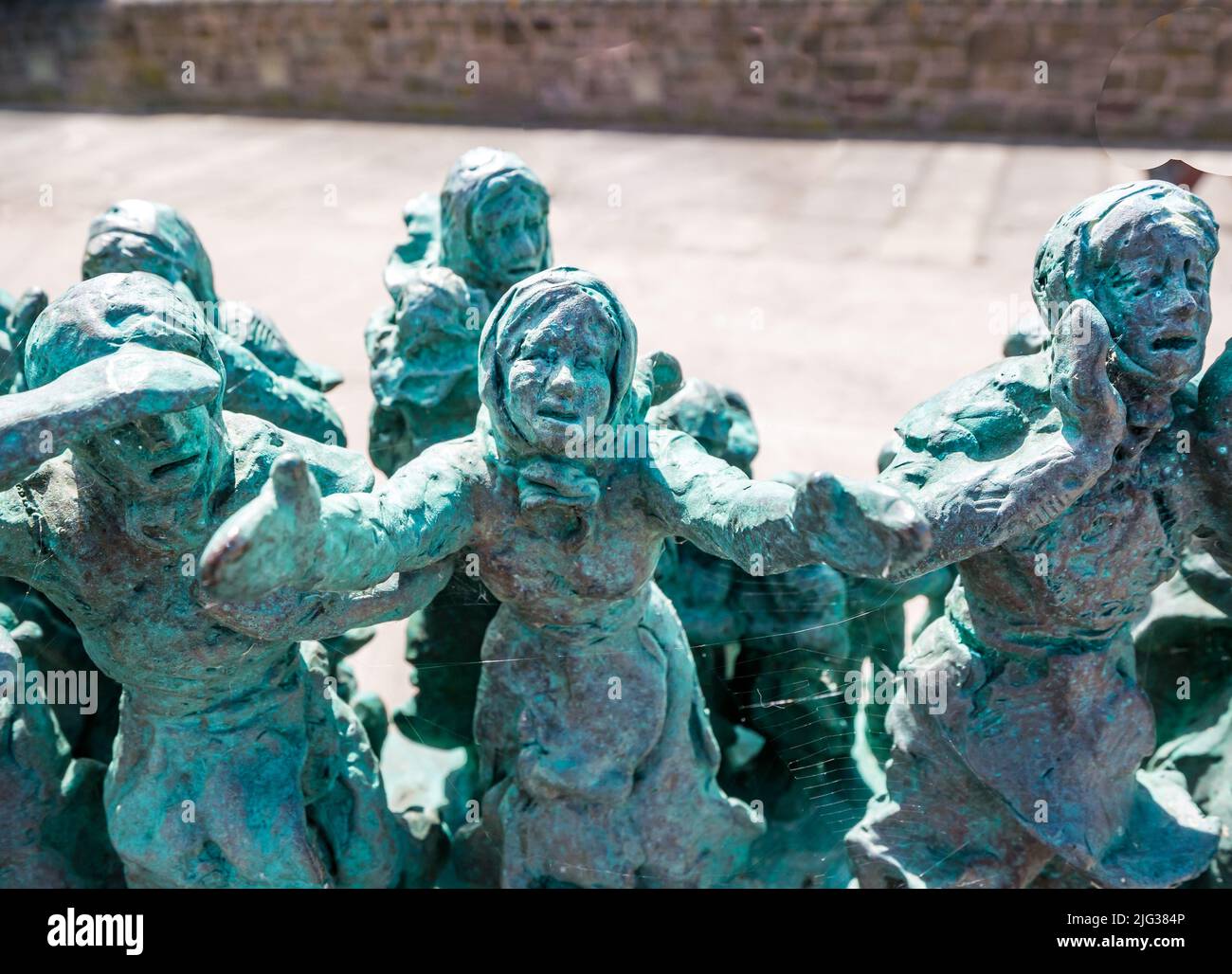 Monumento commemorativo di calamità di pesca di figure in miniatura di vedove e bambini di Jill Watson, Eyemouth, Berwickshire, Scozia, Regno Unito Foto Stock