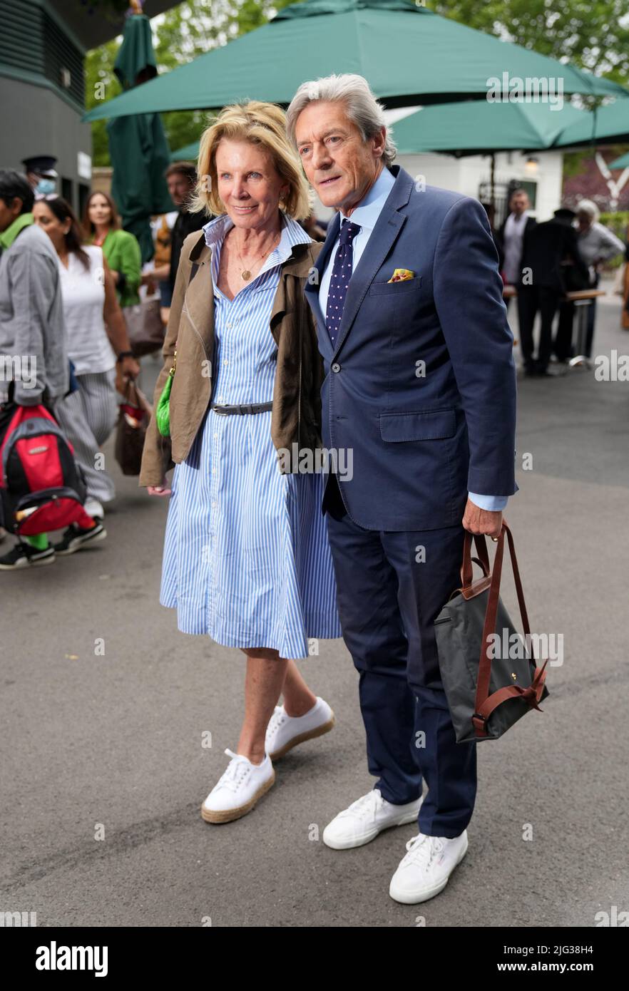 Nigel Havers con sua moglie Georgiana il giorno undici dei campionati di Wimbledon 2022 all'All England Lawn Tennis and Croquet Club, Wimbledon. Data foto: Giovedì 7 luglio 2022. Foto Stock