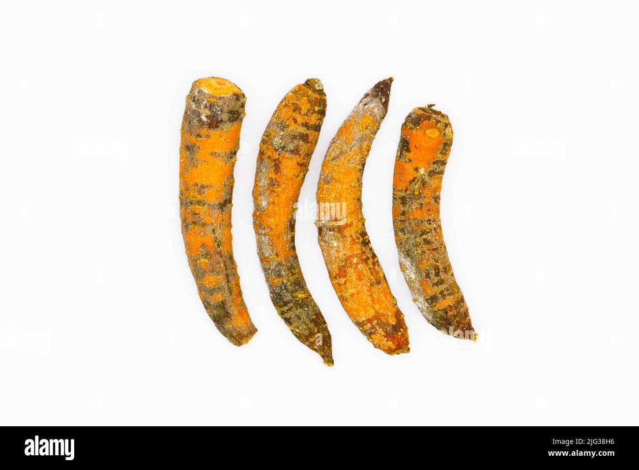 Carota guastata. Marciate le verdure della carota con la muffa su uno sfondo bianco. Deposito improprio dei prodotti agricoli. Carota d'arancia ammuffita. Fungo nero Foto Stock