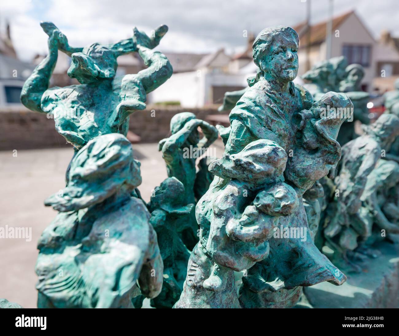 Monumento commemorativo di calamità di pesca di figure in miniatura di vedove e bambini di Jill Watson, Eyemouth, Berwickshire, Scozia, Regno Unito Foto Stock