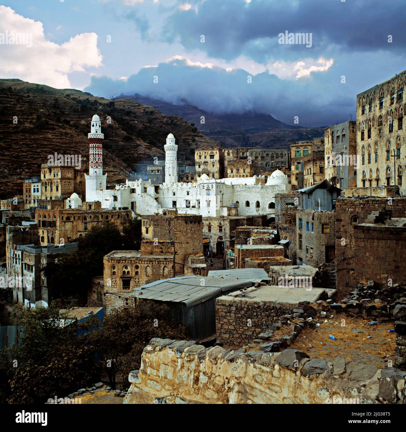 Vista della Moschea Bianca o della Moschea della Regina Arwa a Jibla (arabo: جِبْلَة), Yemen. Si trova a circa 2.200 metri di altitudine. La città e la sua Foto Stock