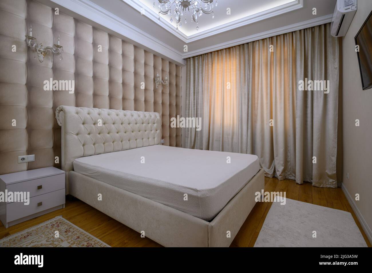 Camera da letto principale di lusso, ben disegnata, in beige moderno Foto Stock