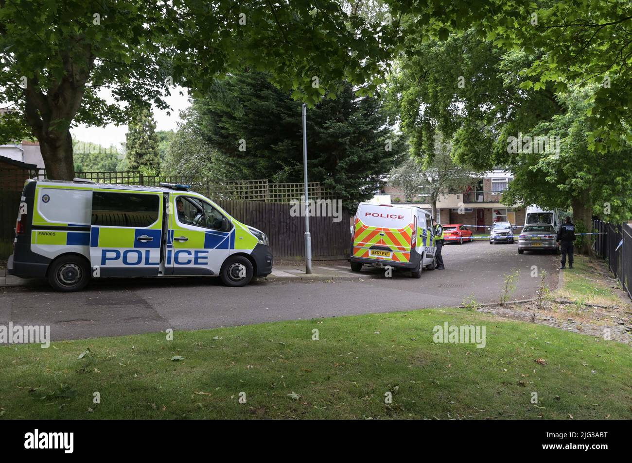 Millthorpe Close, Ward End, Birmingham, Inghilterra, 7 luglio 2022. La polizia delle West Midlands ha cordonato gli appartamenti a Millthorpe Close, Birmingham, dopo che si è verificato un incidente. I detective sono stati visti fare domande porta a porta, mentre una ford EcoSport blu era parcheggiata sotto una tenda forense della polizia. Fig. Per credito: Interrompi stampa Media/Alamy Live News Foto Stock