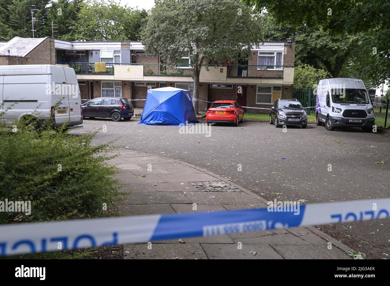 Millthorpe Close, Ward End, Birmingham, Inghilterra, 7 luglio 2022. La polizia delle West Midlands ha cordonato gli appartamenti a Millthorpe Close, Birmingham, dopo che si è verificato un incidente. I detective sono stati visti fare domande porta a porta, mentre una ford EcoSport blu era parcheggiata sotto una tenda forense della polizia. Fig. Per credito: Interrompi stampa Media/Alamy Live News Foto Stock