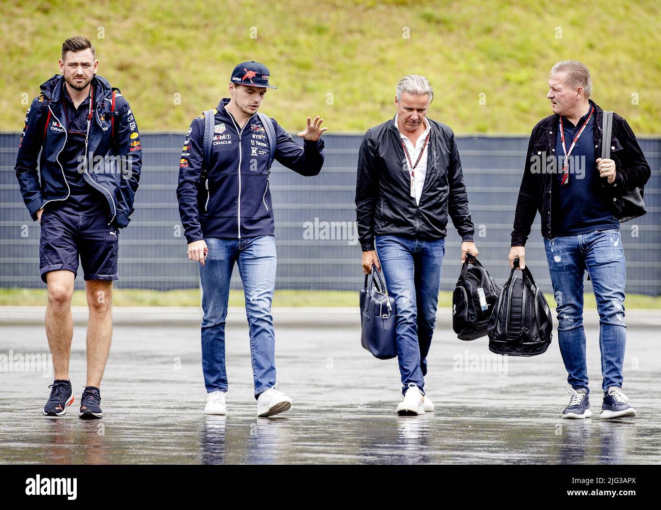 SPIELBERG - Max Verstappen (Red Bull Racing), il manager Raymond Vermeulen e il padre Jos Verstappen (da sinistra a destra) arrivano al circuito Red Bull Ring nella corsa fino al Gran Premio d’Austria. ANP SEM VAN DER WAL Foto Stock