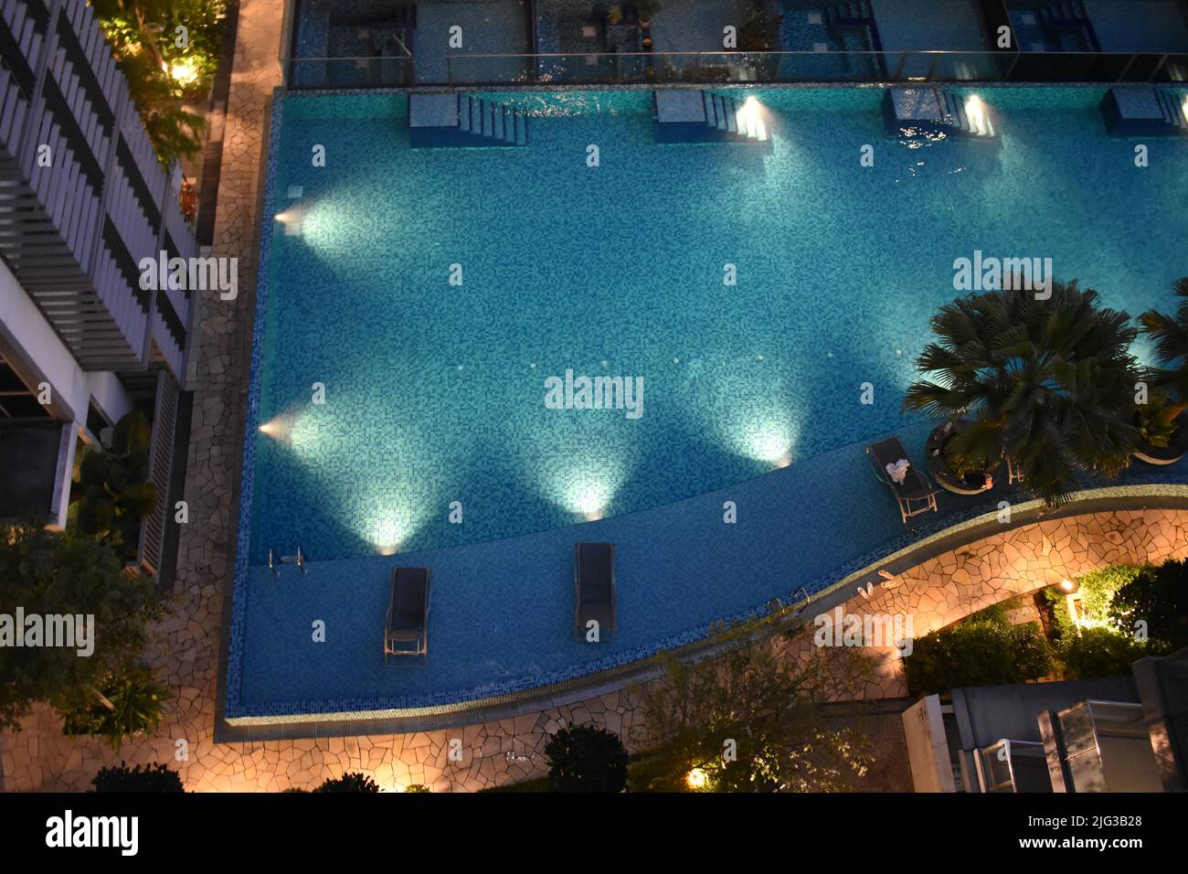 Piscina illuminata. Vita all'aperto. Piscina residenziale PR Foto Stock