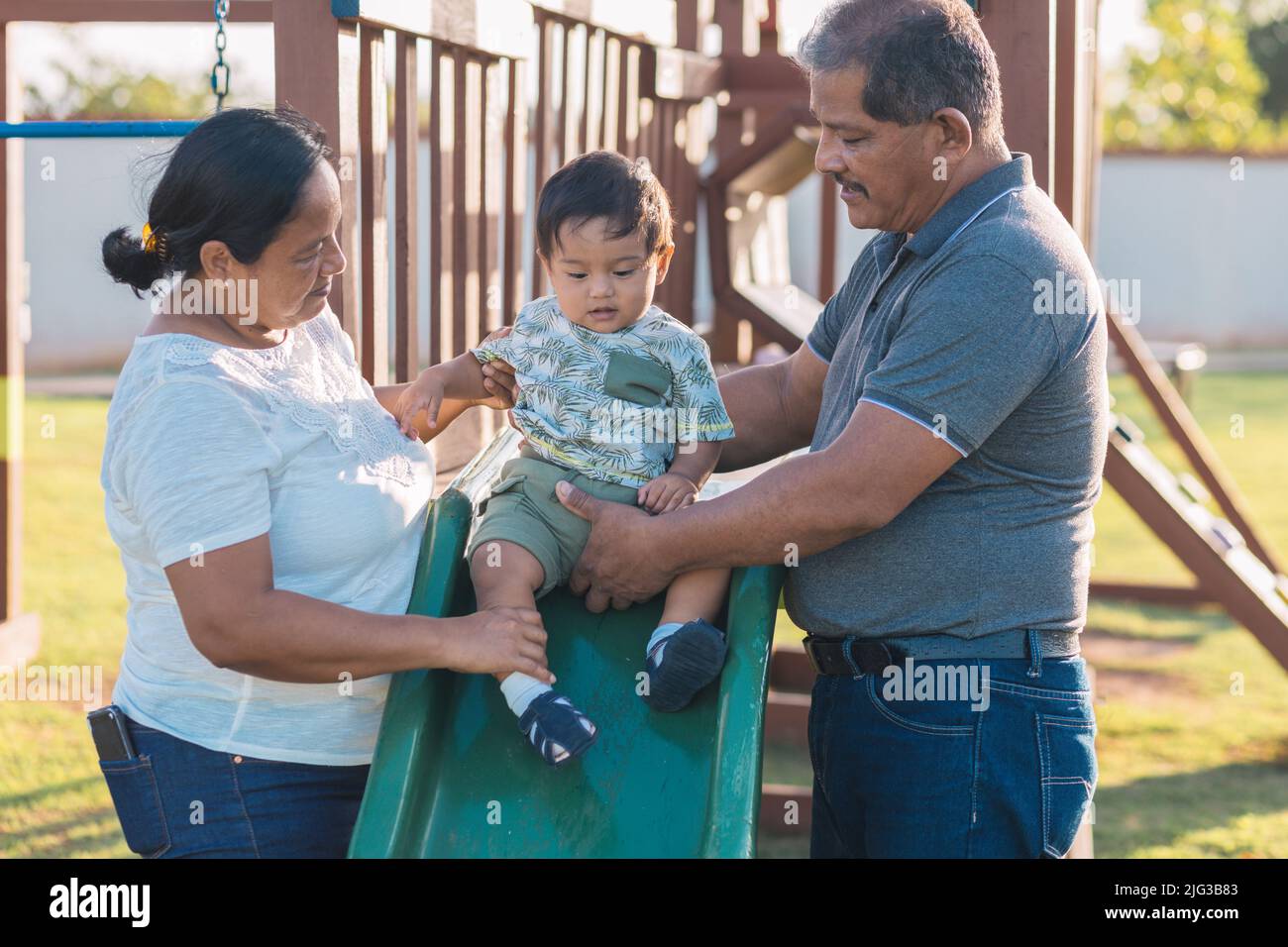 nonni che giocano con il nipote nel parco Foto Stock