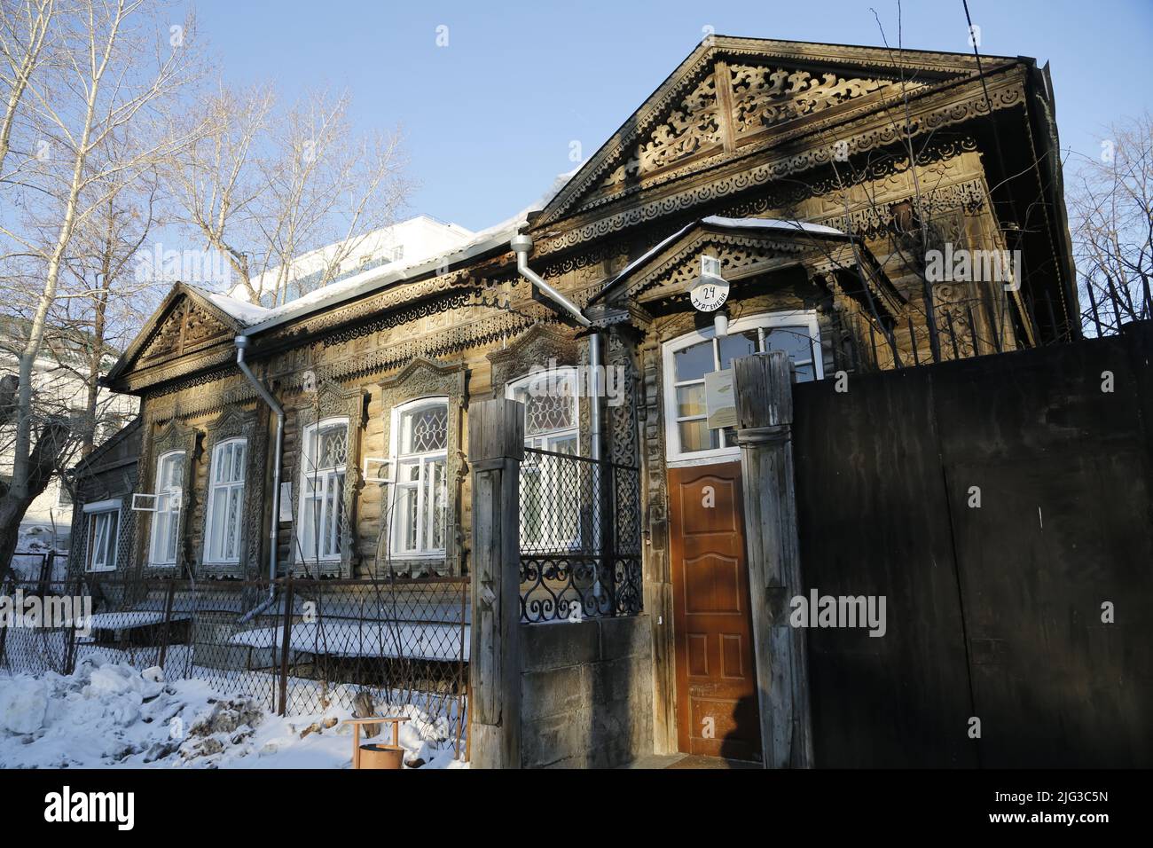 Vecchia casa in legno a Ekaterinburg, Russia, in una giornata invernale soleggiata Foto Stock