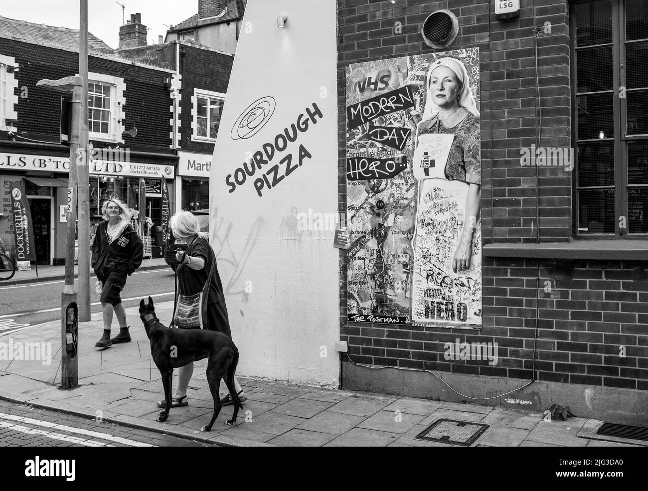 Un murale del Postman raffigurante un infermiere NHS con il titolo 'Modern Day Hero' all'angolo di Regent Street e Church Road a Brighton, Sussex , Inghilterra , Regno Unito - i Postman Art sono un duo di Street art di Brighton che illumina i luoghi pubblici a livello locale e internazionale Foto Stock