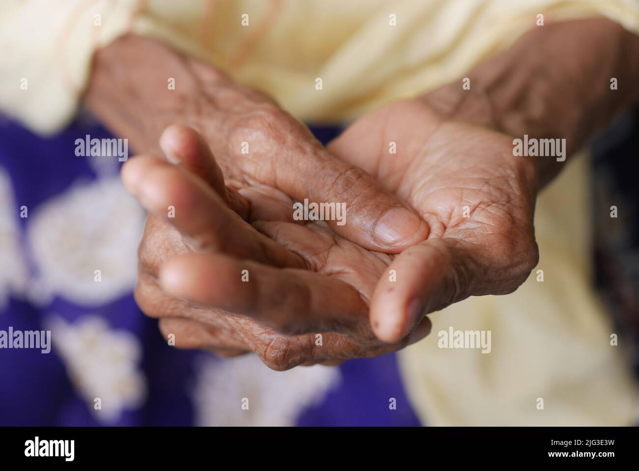 Donna anziana che soffre di dolore. Foto Stock