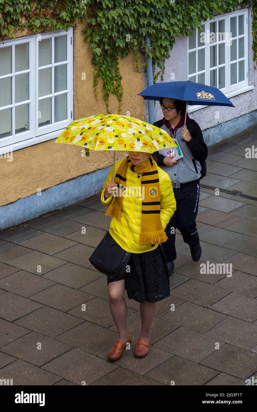 I visitatori con ombrelloni in pioggia battente a Oxford, Oxfordshire Regno Unito in una giornata piovosa bagnata nel mese di agosto Foto Stock