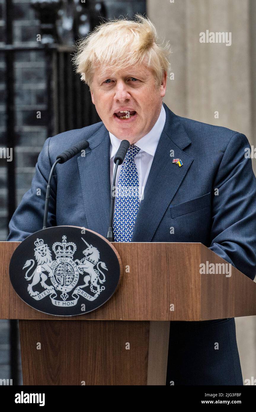 Londra, Regno Unito. 7th luglio 2022. Il primo ministro Boris Johnson, si dimette fuori dal n. 10 Downing Street. Credit: Guy Bell/Alamy Live News Foto Stock