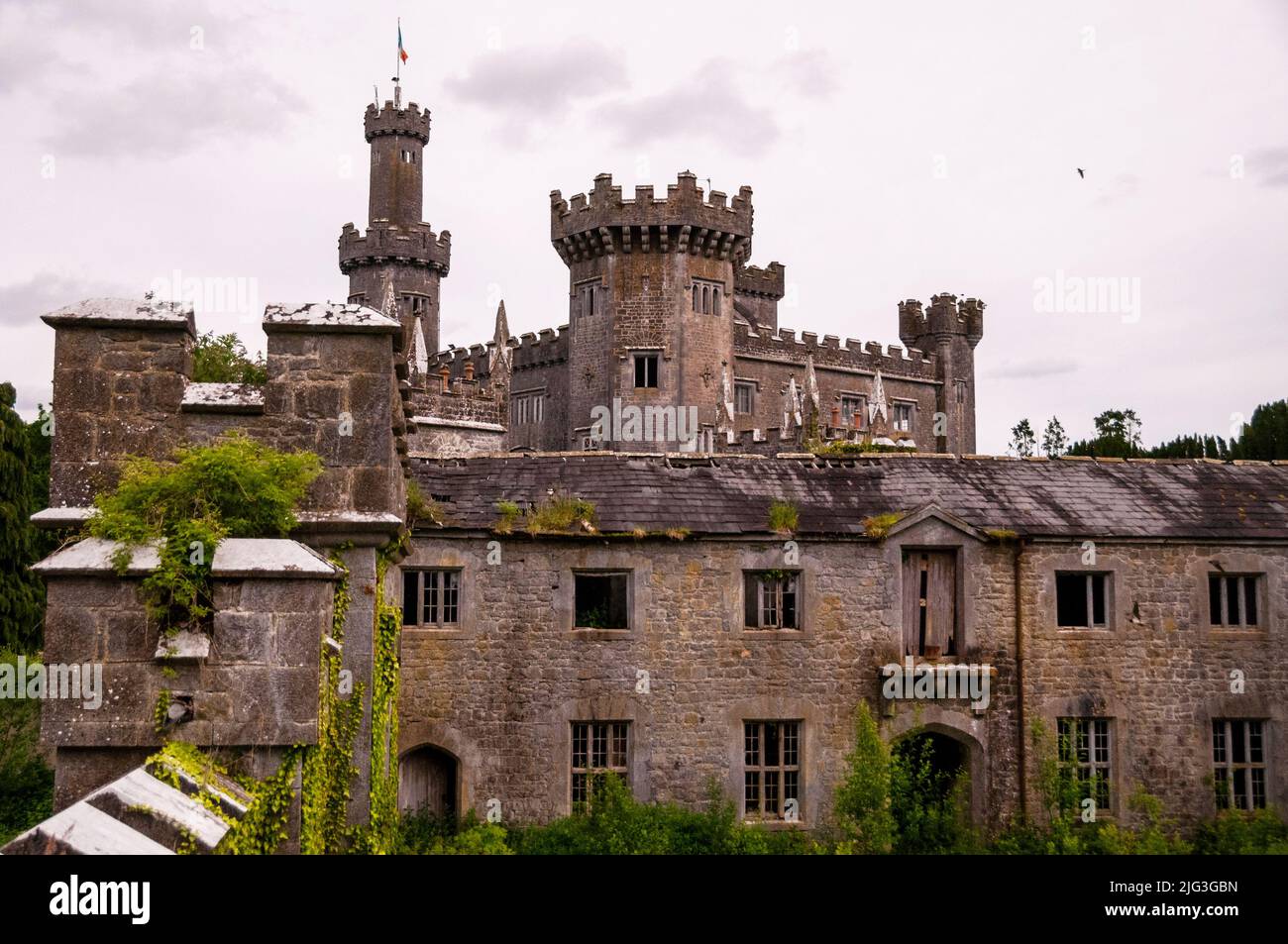 Torrette e torri del castello di Charleville Revival Gotico a Tullamore, Irlanda. Foto Stock