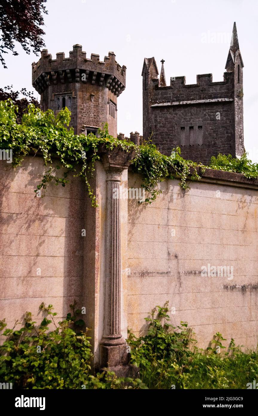 Ingresso al castello di Charleville in stile gotico a Tullamore, Irlanda. Foto Stock