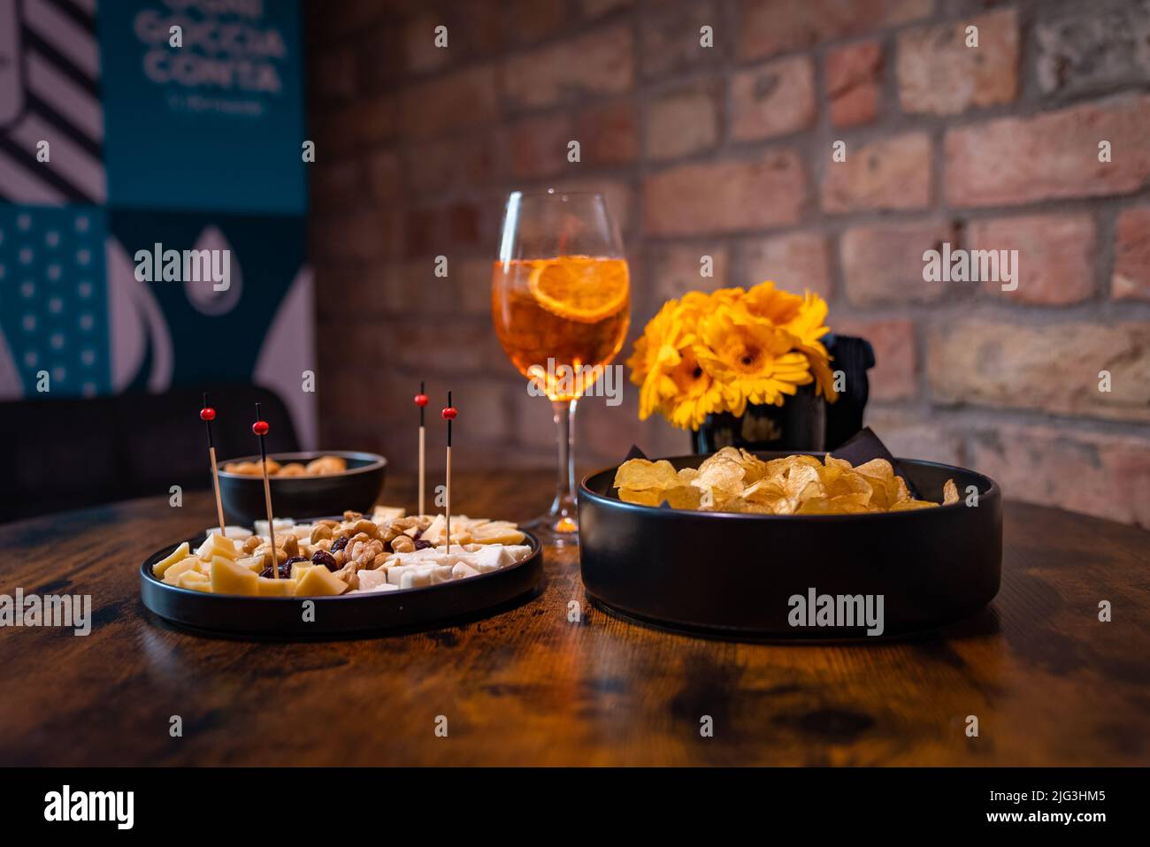 Tradizionale aperitivo italiano con formaggio, noci e bevanda aperol spritz Foto Stock