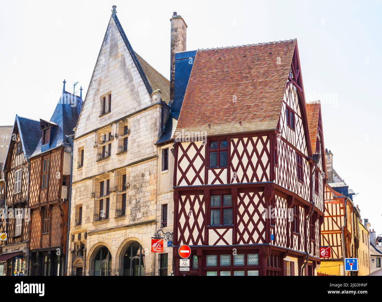 Vista di rue Pelvoysin andt rue Cambournac. Bourges case a graticcio, dipartimento di Cher, Centro-Val de Loire, Francia. Bourges è una città nel centro Foto Stock